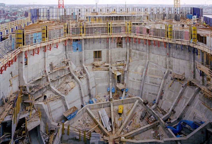 Energia skupiona wokół tego projektu szybko zaczęła się wyczerpywać, gdy z dnia na dzień okazywało się, że koszt budowy nowego symbolu Hamburga przechodzi najśmielsze oczekiwania. Na zdjęciu budowa Elbphilharmonie w Hamburgu, sala koncertowa, marzec 2010. Zdjęcie: © Oliver Heissner