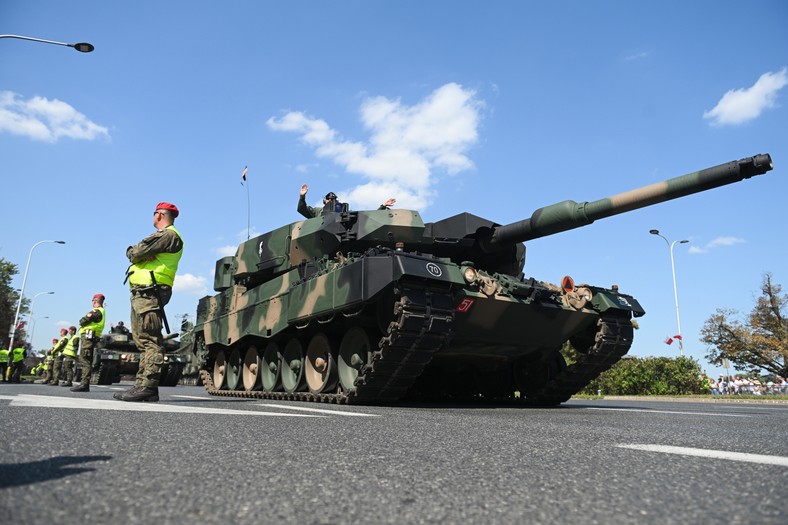 Warszawa, 15.08.2025. Defilada wojskowa na warszawskiej Wisłostradzie, w ramach obchodów Święta Wojska Polskiego, 15 bm. Tegoroczna defilada wojskowa odbywa się pod hasłem „Dziękujemy za Waszą służbę”. (mr) PAP/Marcin Obara