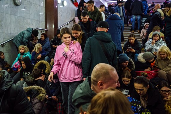 Charków, 24.02. Ludzie szukają schronienia w metrze