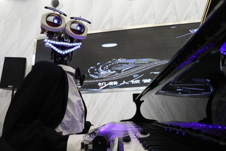 Kolejny temat poruszany podczas targów to sztuczna inteligencja. Na wystawie prezentowane są platformy programistyczne, oprogramowanie do interakcji głosowych, platformy sterujące, czy też futurystyczne wizje maszyn, Smart City, i inteligentnych domów. <br>
<b>Na zdjęciu: </b>Robot muzyk, o nazwie 'Teo Tronico' - gra na fortepianie i śpiewa