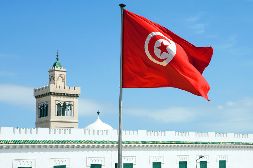 Jeden z policjantów trafił do szpitala, gdyż został ugodzony w szyję, drugi został tylko lekko ranny - głosi oświadczenie MSW Tunezji.