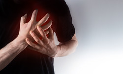 Ucisk w klatce piersiowej - czym jest i skąd się bierze? Diagnostyka i leczenie 