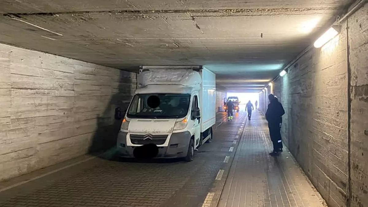 Citroen Jumper zakleszczony w tunelu w Toruniu