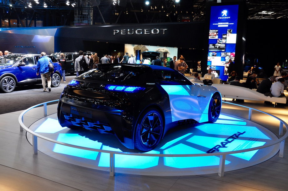 Na Paryż Motor Show 2016 pokazano koncepcyjne coupe - Peugeot Fractal. To samochód elektryczny. 