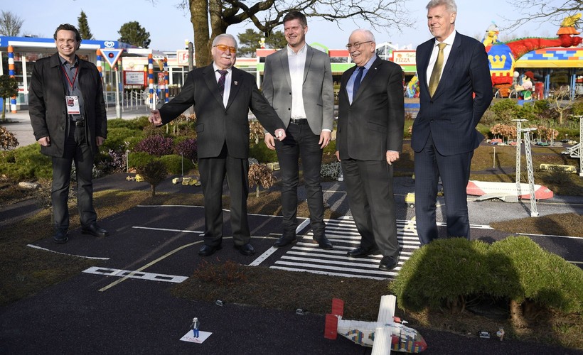 Lech Wałęsa prezentuje swoją podobiznę z klocków Lego (Photo Lars Moller)