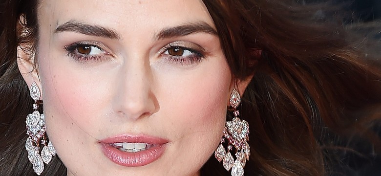 Keira Knightley piękna w deszczu i ramionach słynnego Sherlocka [ZDJĘCIA]