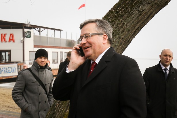 Komorowski nasłał milicję na demonstrantów? Co wynika z książki "Zwykły polski los"?