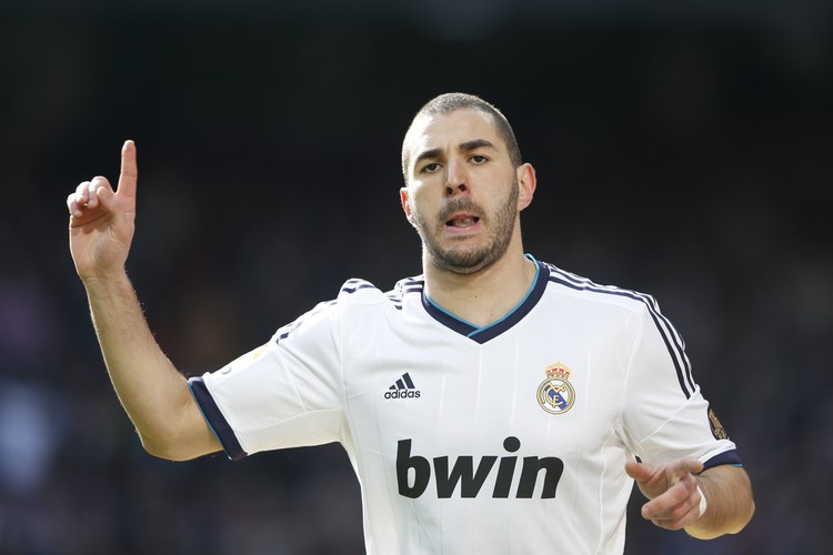 <b>1. Piłkarz Realu Madryt Karim Benzema</b> - w poprzednim roku zarobił <b>13 mln euro</b>
<br>
<br>
Szacuje się, że mający algierskie korzenie Benzema w poprzednim roku zarobił aż 13 milionów euro - o dwa więcej niż w 2011 roku. Podwyżka jest związana z nowym kontraktem reklamowym z jednym ze znanych producentów obuwia.