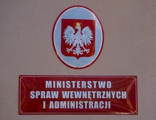 Poradnik kryzysowy jeszcze w tym roku. MSWiA ujawnia, kto otrzyma pierwsze egzemplarze