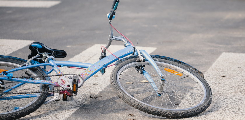 Zderzenie 10-letnich rowerzystów. Element kierownicy wbił się dziewczynce w nogę