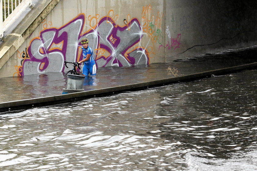 Kraków. Zalany wiadukt przy al. Powstanców Śląskich