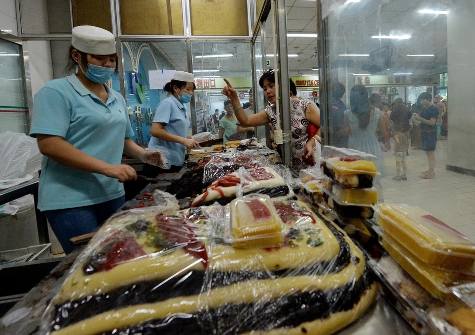 Halal radnjama je naloženo da sklone znakove na arapskom 