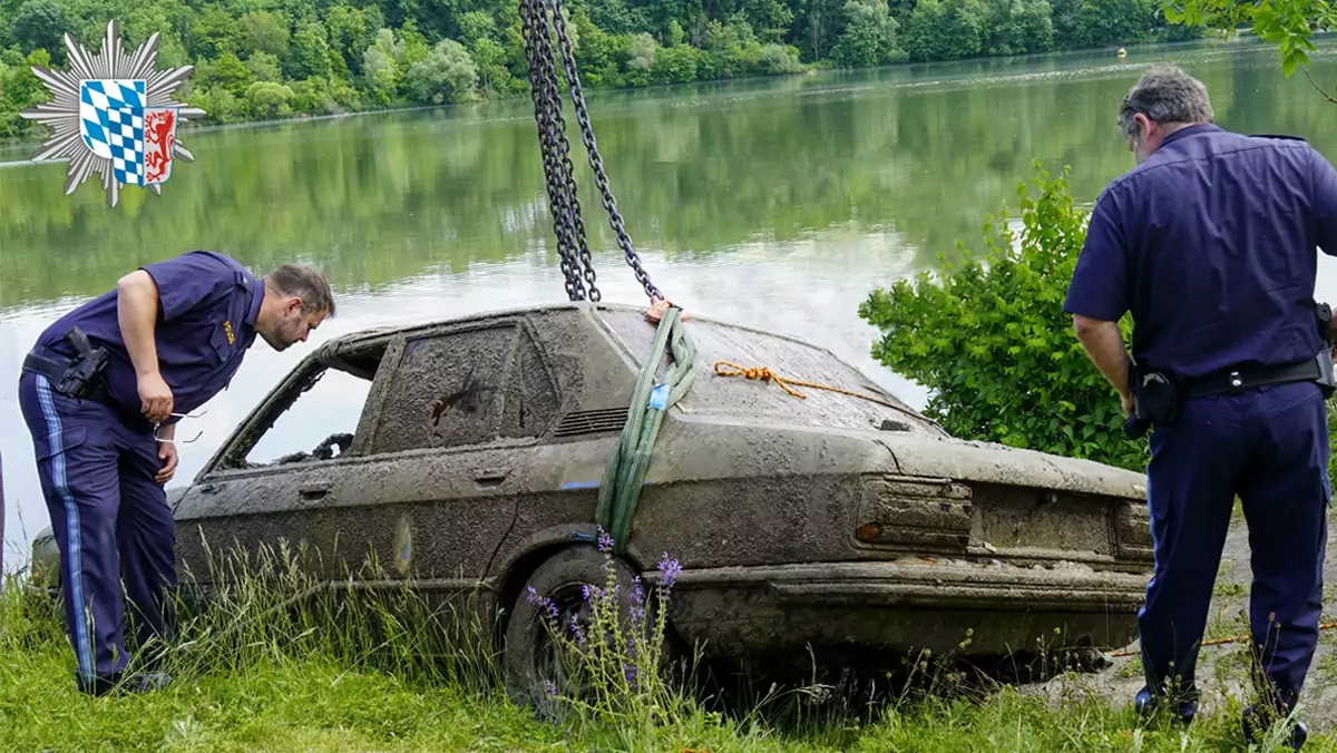 BMW E12 wyłowione z rzeki w Niemczech. Stało tam 35 lat