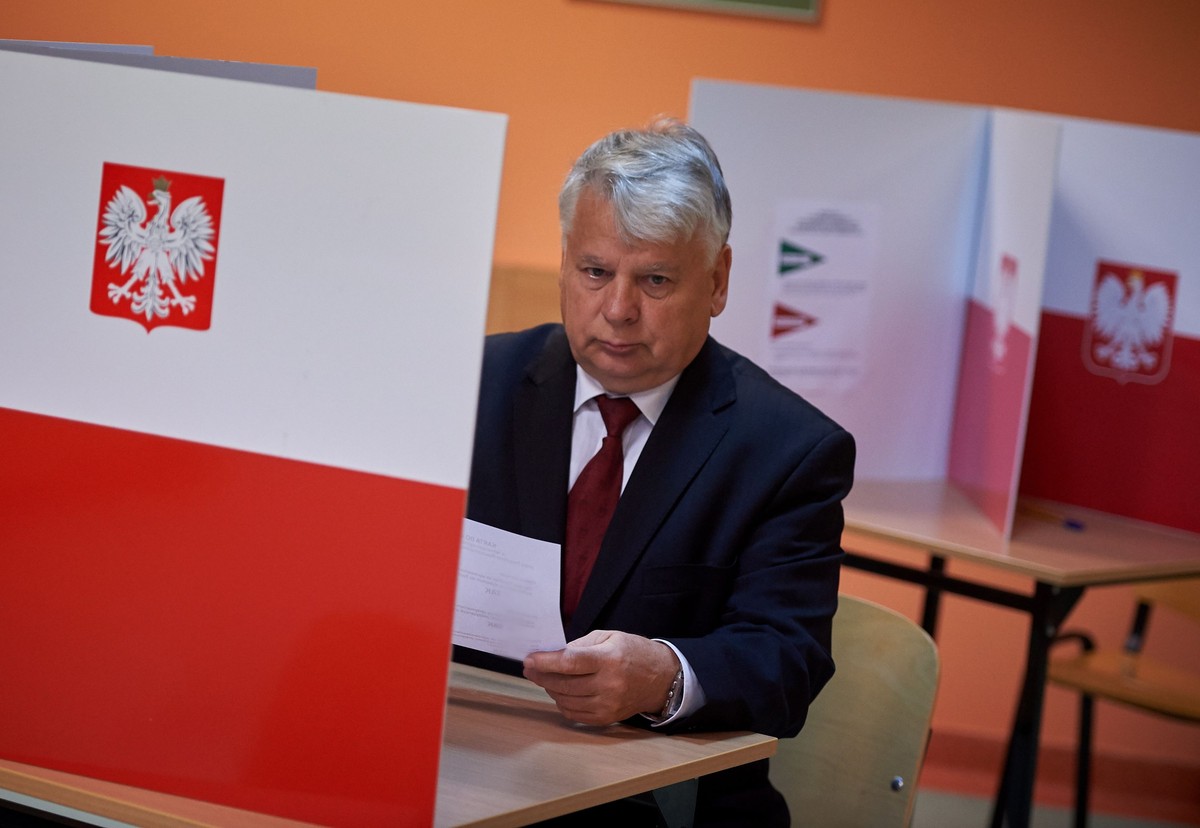 Marszałek Senatu Bohdan Borusewicz głosuje w referendum