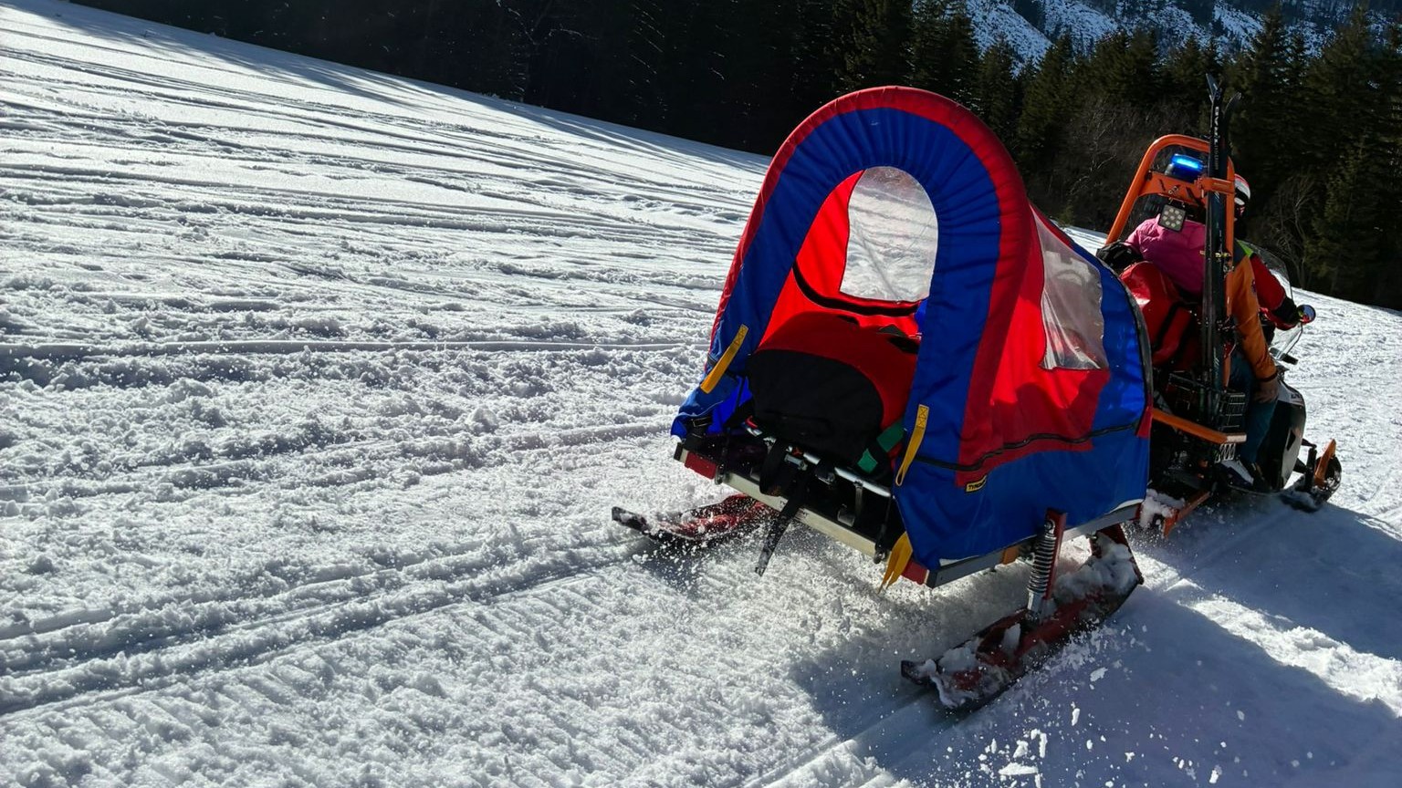 Horskí záchranári previezli zraneného muža snežným skútrom k vstupu do Roháčskej doliny.