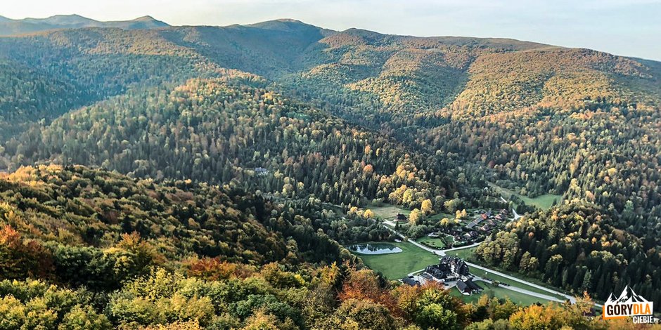 Widok z wieży na Jeleniowatym na Halicz i Bukowe Berdo, a w dole na zabudowania Mucznego