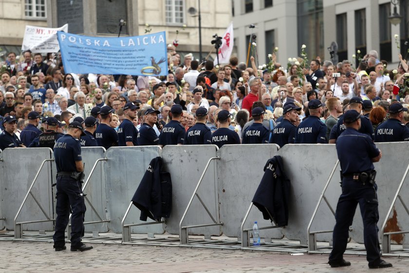 Błaszczak wygrał. Absurdalne słowa o blokowaniu miesięcznicy