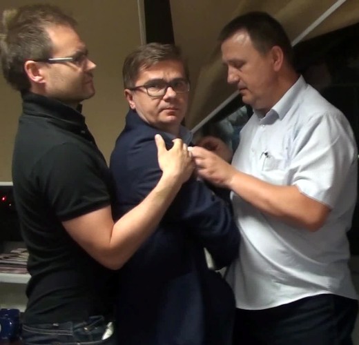 Redaktor naczelny 'Wprost' Sylwester Latkowski oraz funkcjonariusze ABW na kadrze z nagrania udostępnionego przez Prokuraturę Okręgową Warszawa-Praga, dokumentujący działania prokuratorów i funkcjonariuszy ABW w redakcji tygodnika 'Wprost'