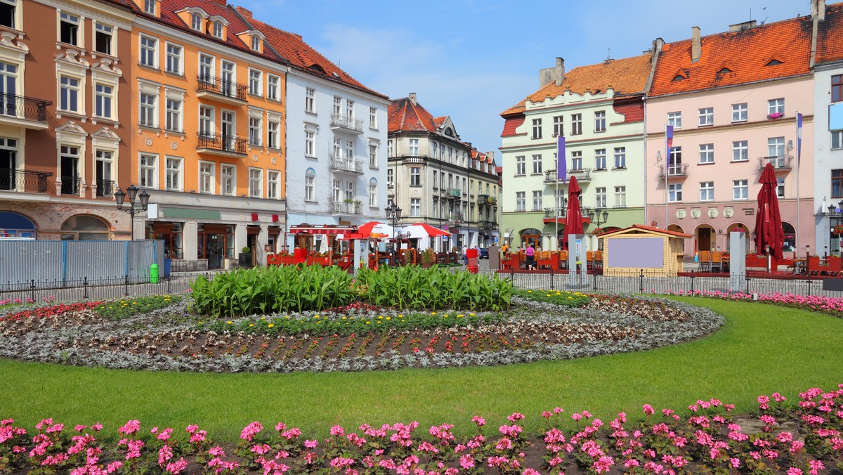 Mandat w wysokości 250 zł lub nagana - z takimi konsekwencjami muszą się liczyć chętni do kąpieli w miejskiej fontannie przy placu Jana Pawła II w Kaliszu. W związku z nagminnym korzystaniem z fontanny jak z kąpieliska miasto wydało zakaz takich kąpieli.