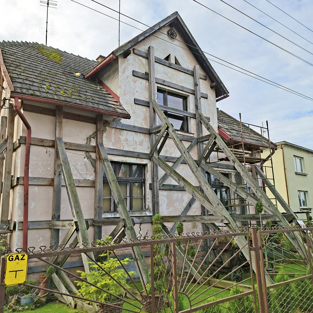 Dom w Goczałkowicach-Zdroju zniszczony w wyniku działalności górniczej, październik 2025 r.