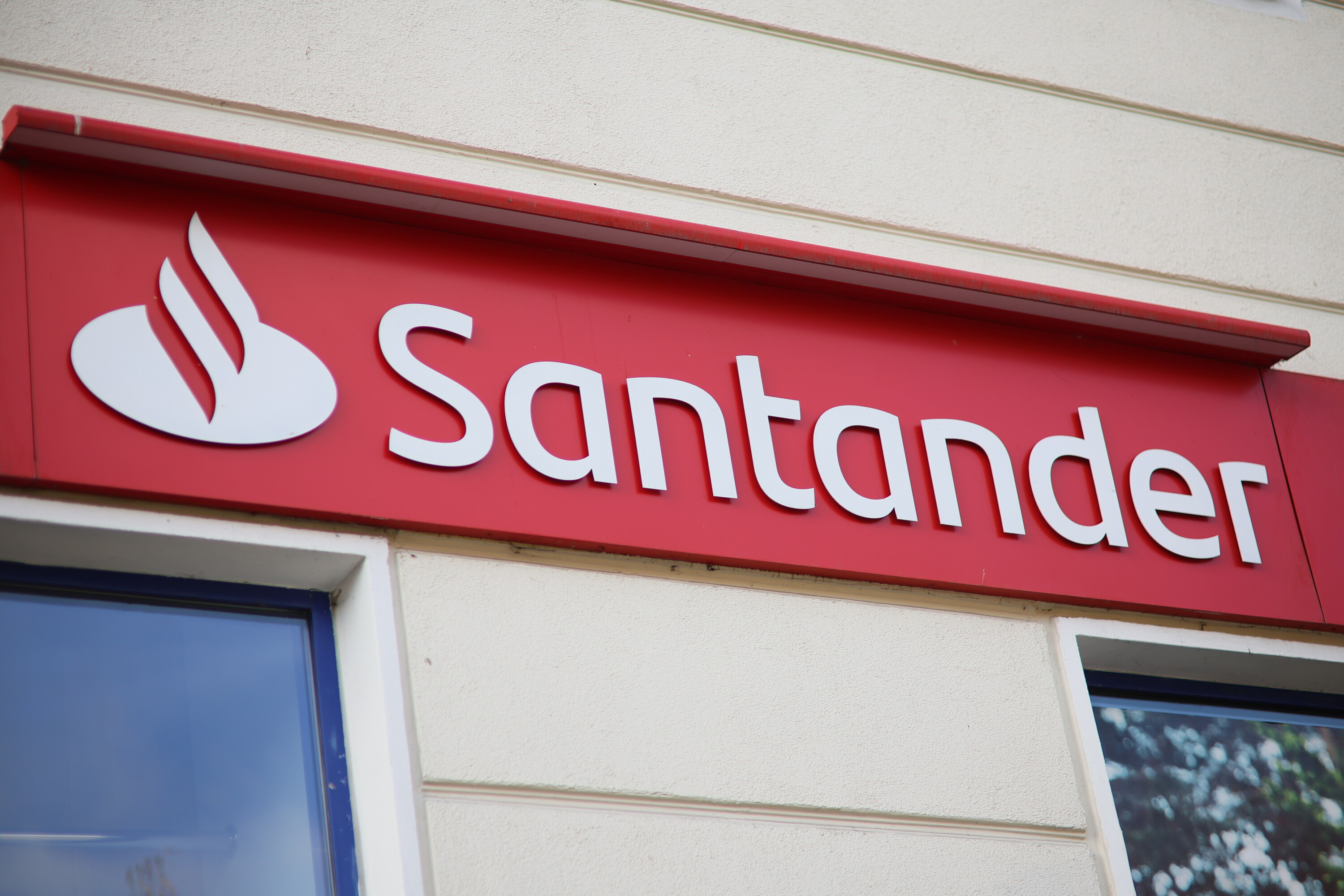200 klientów Santander traci pieniądze w ataku skimming - bank zwraca