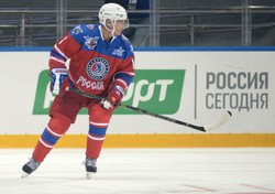 Władimir Putin znów na lodzie. Tym razem świętował 63. urodziny. ZDJĘCIA