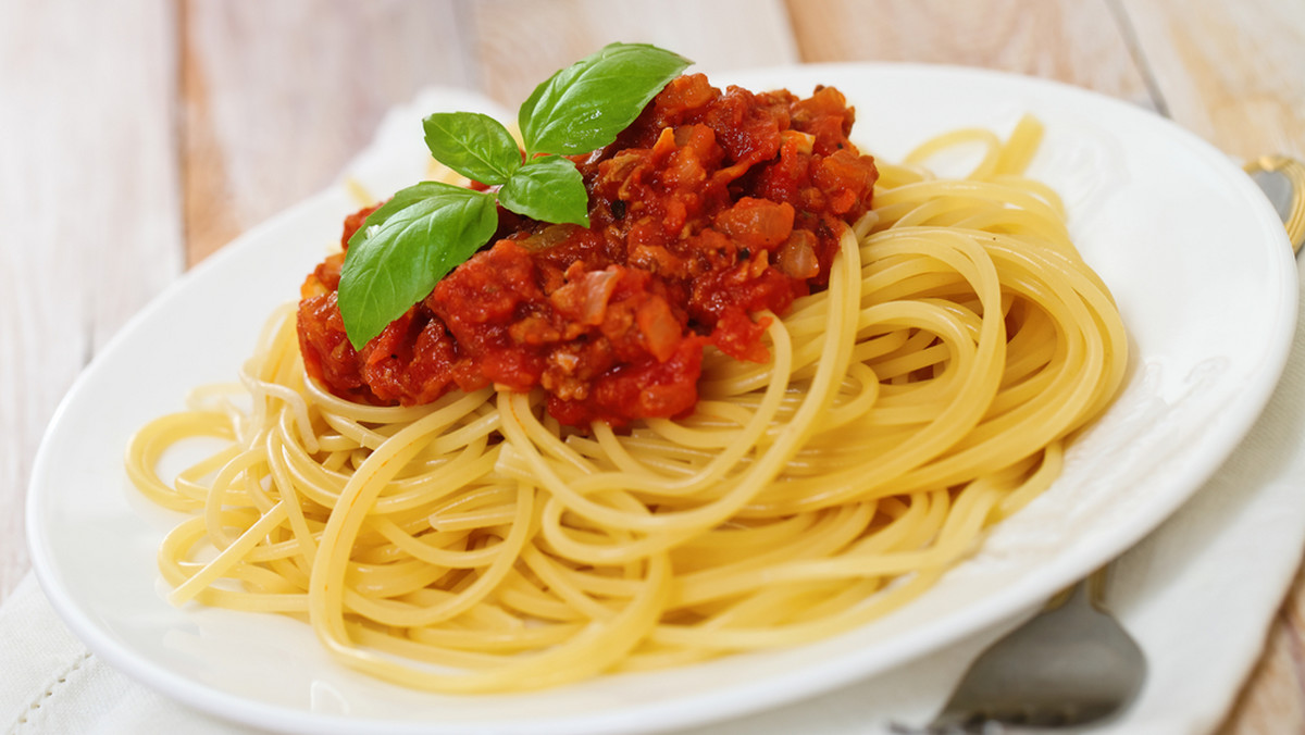 Potrawą najchętniej przygotowywaną w jesienne wieczory jest spaghetti i różnorodne zapiekanki. Powód? Jesień i zima sprzyja nieco cięższej diecie, w której lekkie sałatki są jedynie dodatkiem. Takie jedzenie potocznie zwane "comfort food" ma poprawić nam nastrój.