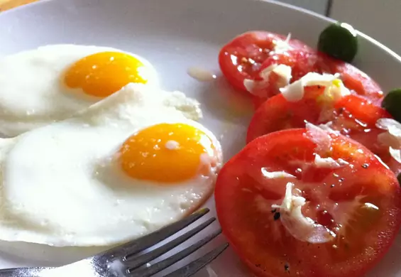 Dwa ważne powody, dla których nie powinieneś jeść jajek srebrnymi sztućcami