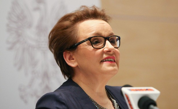 Jak podkreśliła minister Zalewska "rodzice, nauczyciele i przedstawiciele środowisk oświatowych wyrażali swoje opinie i przekazywali wnioski na temat dotychczasowego stanu edukacji w Polsce podczas ubiegłorocznej ogólnopolskiej debaty o edukacji Uczeń. Rodzic. Nauczyciel – Dobra zmiana"