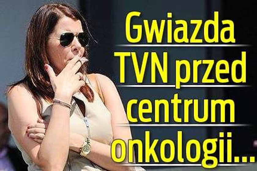 Gwiazda TVN przed centrum onkologii... puszcza dymka