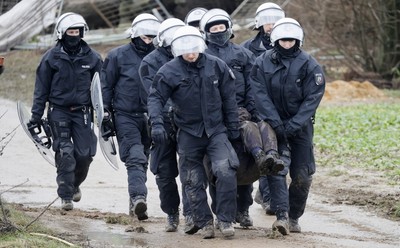 Starcia aktywistów z niemiecką policją w Luetzerath. 'Ostatnia bitwa o węgiel brunatny'