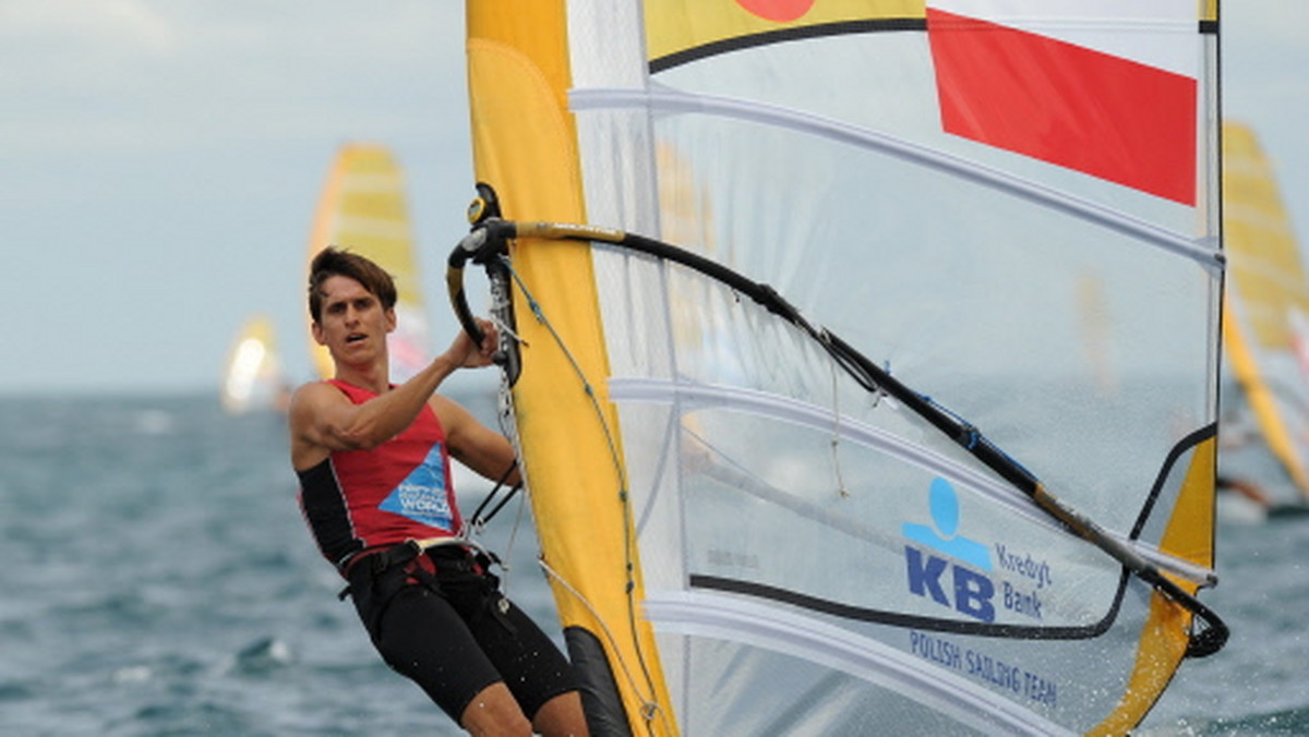 Piotr Myszka (AZS AWFiS Gdańsk) zdobył w Perth srebrny medal żeglarskich mistrzostw świata w windsurfingowej klasie RS:X. Czwarte miejsce zajął Przemysław Miarczyński (SKŻ Ergo Hestia Sopot), który wygrał krajowe kwalifikacje olimpijskie.