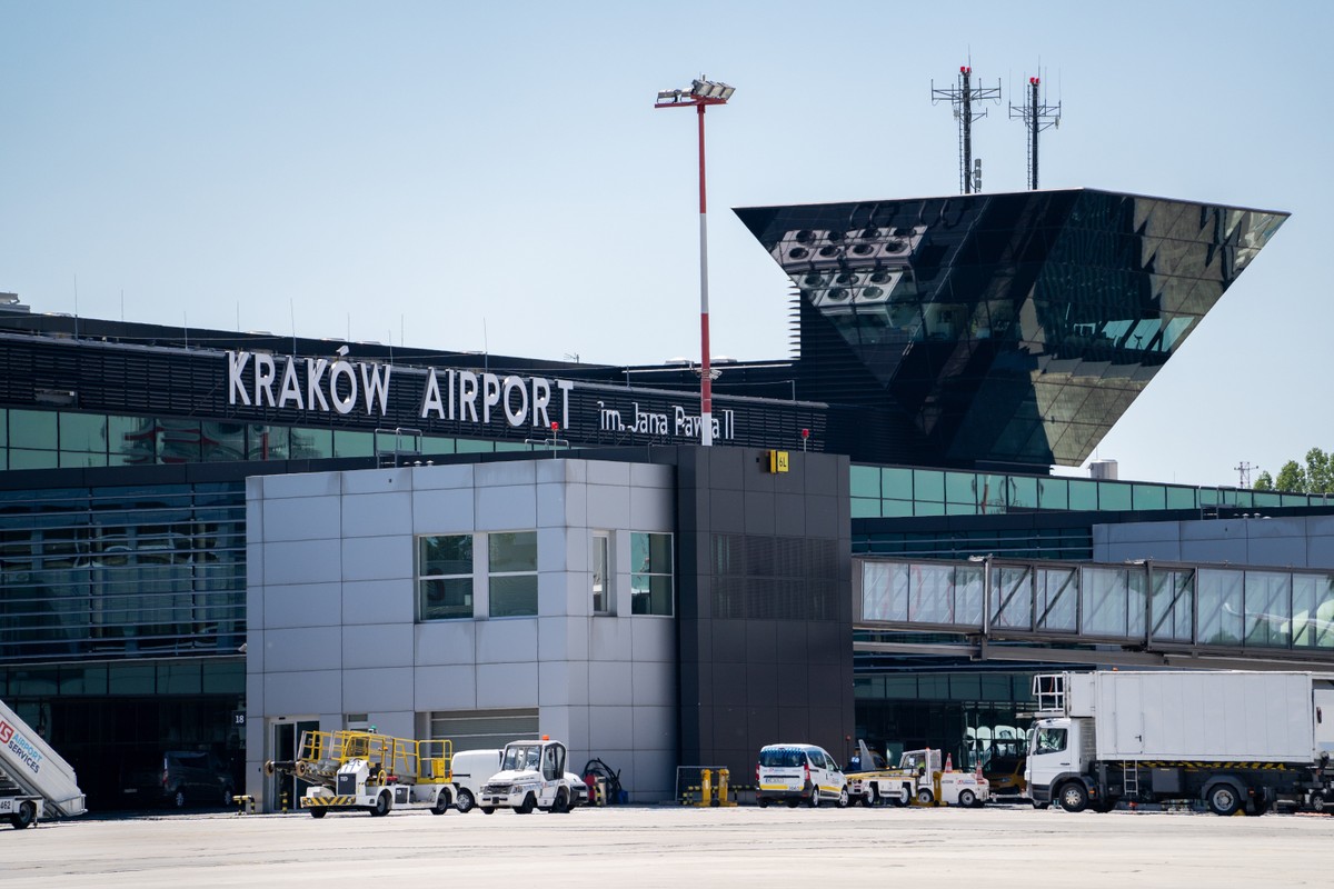 Kraków Balice - niedziele na lotnisku lądujący samolot wypadł z pasa startowego