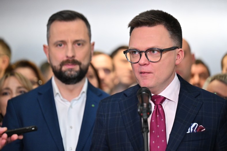 Marszałek Sejmu Szymon Hołownia (P) oraz wicepremier, minister obrony narodowej Władysław Kosiniak-Kamysz (L)