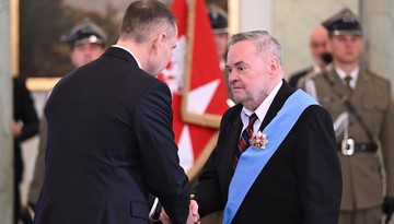 Prezydent Nawrocki wręczył najwyższe odznaczenia państwowe. Wśród nagrodzonych Łysiak, Poczobut i Babiarz