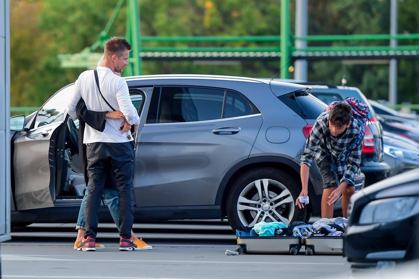 Adam Sztaba z rodziną na lotnisku