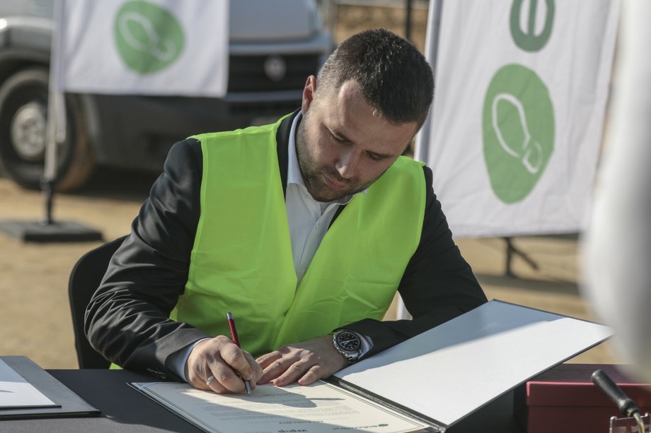 Prezes eobuwie.pl Marcin Grzymkowski w 2018 r., podczas wmurowania kamienia węgielnego pod budowę nowego centrum logistycznego w Zielonej Górze.