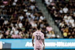 Gigantyczna podobizna Messiego z plastikowych nakrętek [WIDEO]