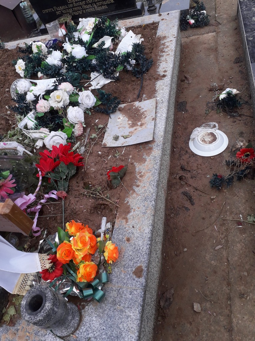 Nered na groblju u niškoj banji