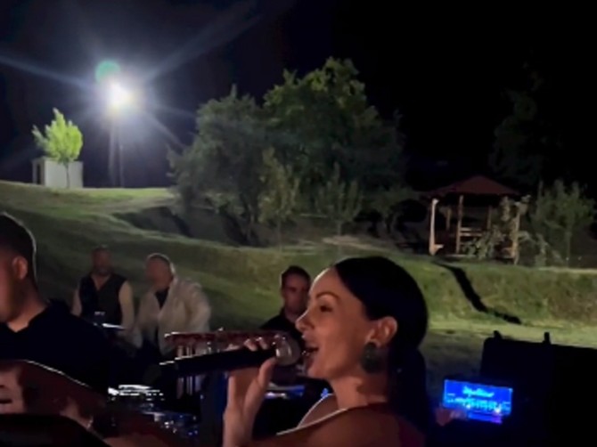 Sloboda Mićalović izvodi "Jorgovane" foto: Instagram/dejanpetrovicbigband