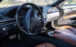 Mercedes S 500 i Porsche Cayenne w cenie roweru. ZDM sprzedaje porzucone auta