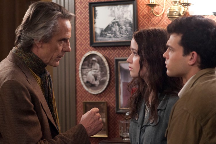 Jeremy Irons, Alden Ehrenreich i Alice Englert w filmie 'Piękne istoty'