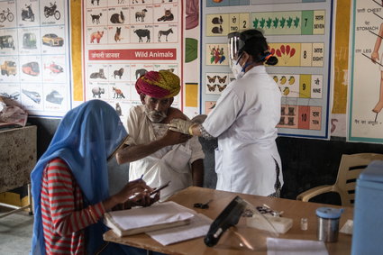W Indiach wyrzucono 100 mln dawek szczepionki przeciw COVID-19. "Ludzie mają już dosyć"