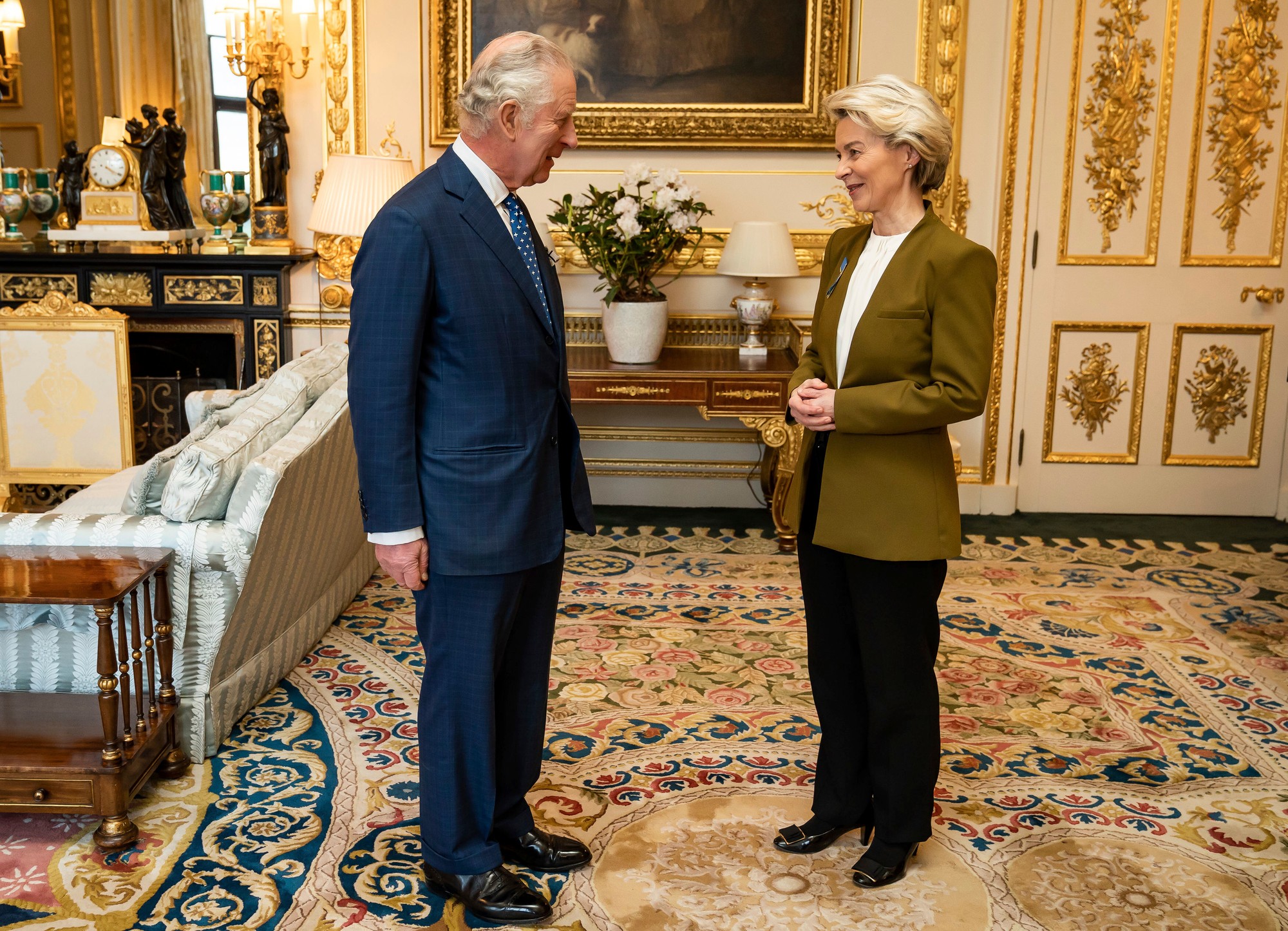 Britský kráľ Karol III. s Ursulou von der Leyen.