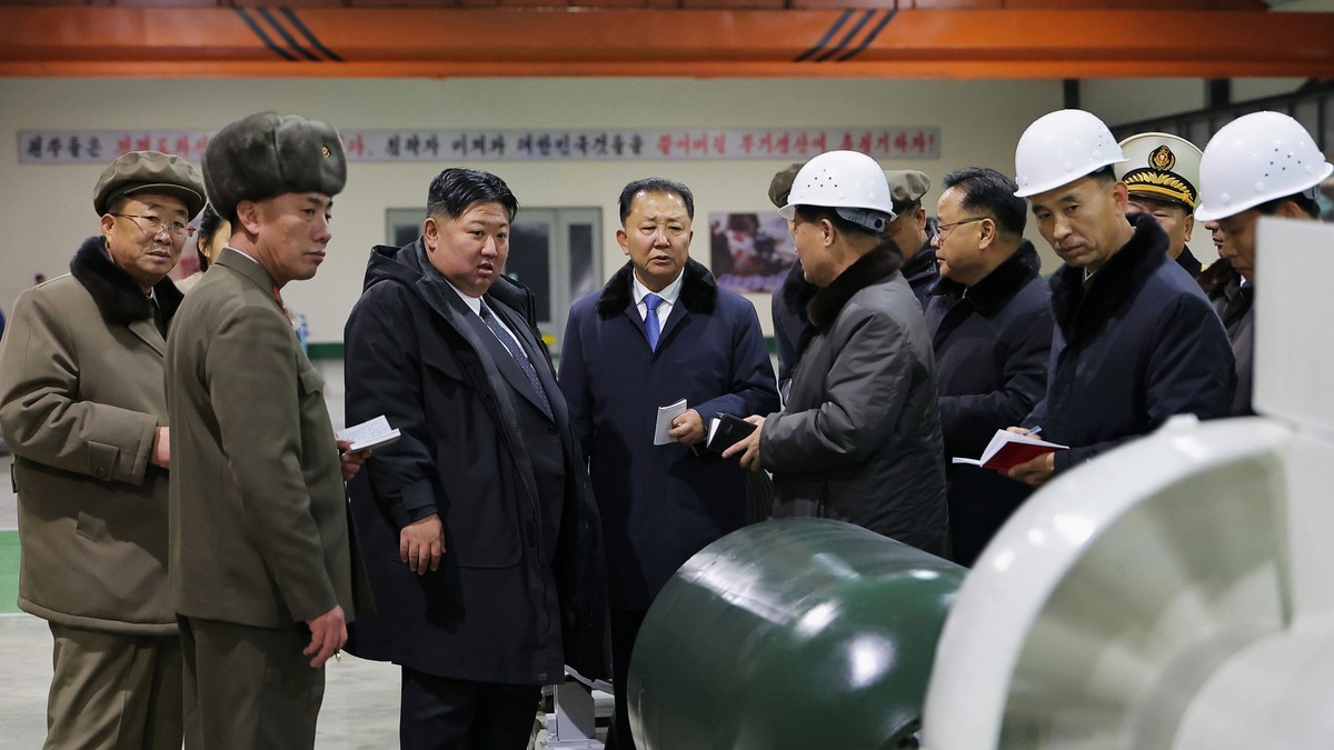 Kim Džong Un nadgleda lansiranje rakete i izgradnju podmornice