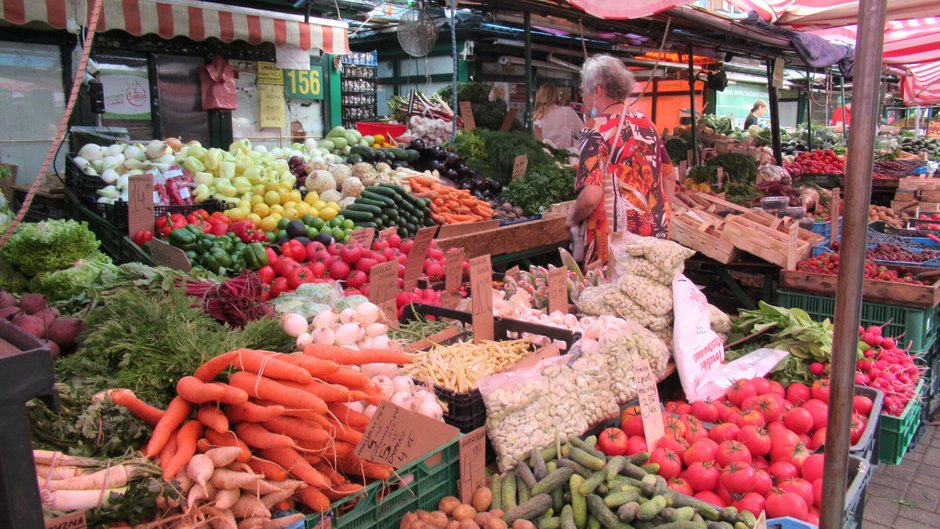 Sprzedaż owoców i warzyw na miejskim bazarze