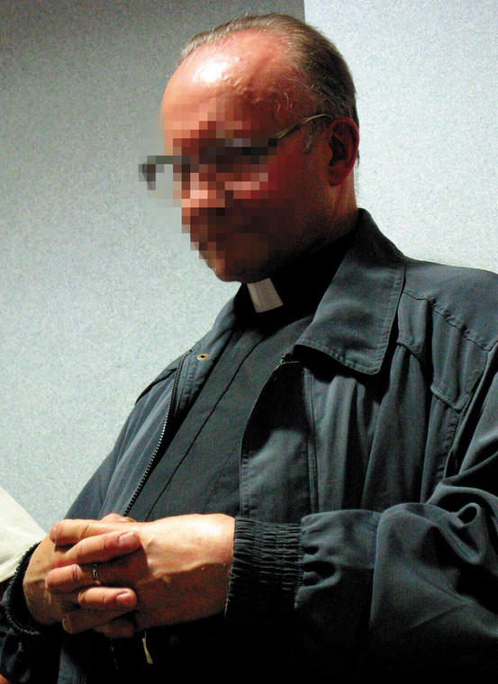 Ksiądz Michał M. z Tylawy skazany za molestowanie 6 dziewczynek na 2 lata więzienia w zawieszeniu i zakaz wykonywania zawodu nauczyciela (zdjęcie z 2004 roku)