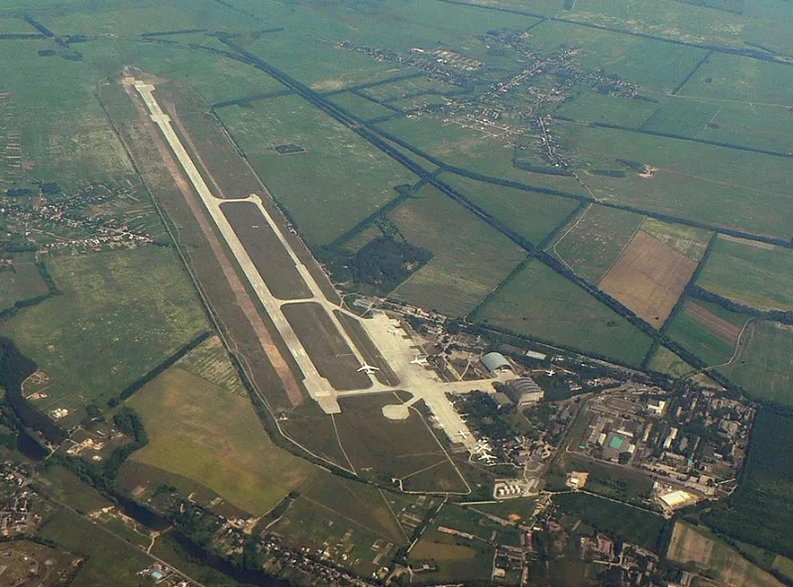 Lotnisko w Hostomlu dysponuje betonowym pasem startowym o wymiarach 3500 × 56 m. W czasie pokoju było używane przez linie lotnicze Awialinii Antonowa, a także służyło jako baza do prób w locie samolotów produkowanych przez Przedsiębiorstwo Państwowe Antonow