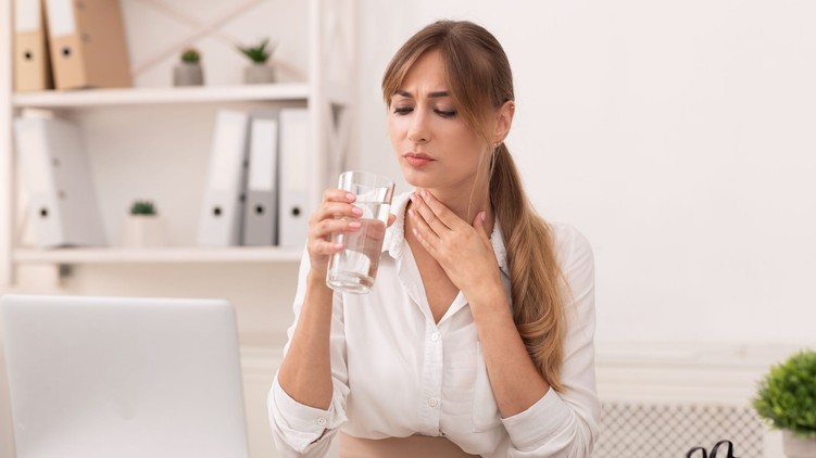 torokfájás, rekedt, munka, iroda beszéd