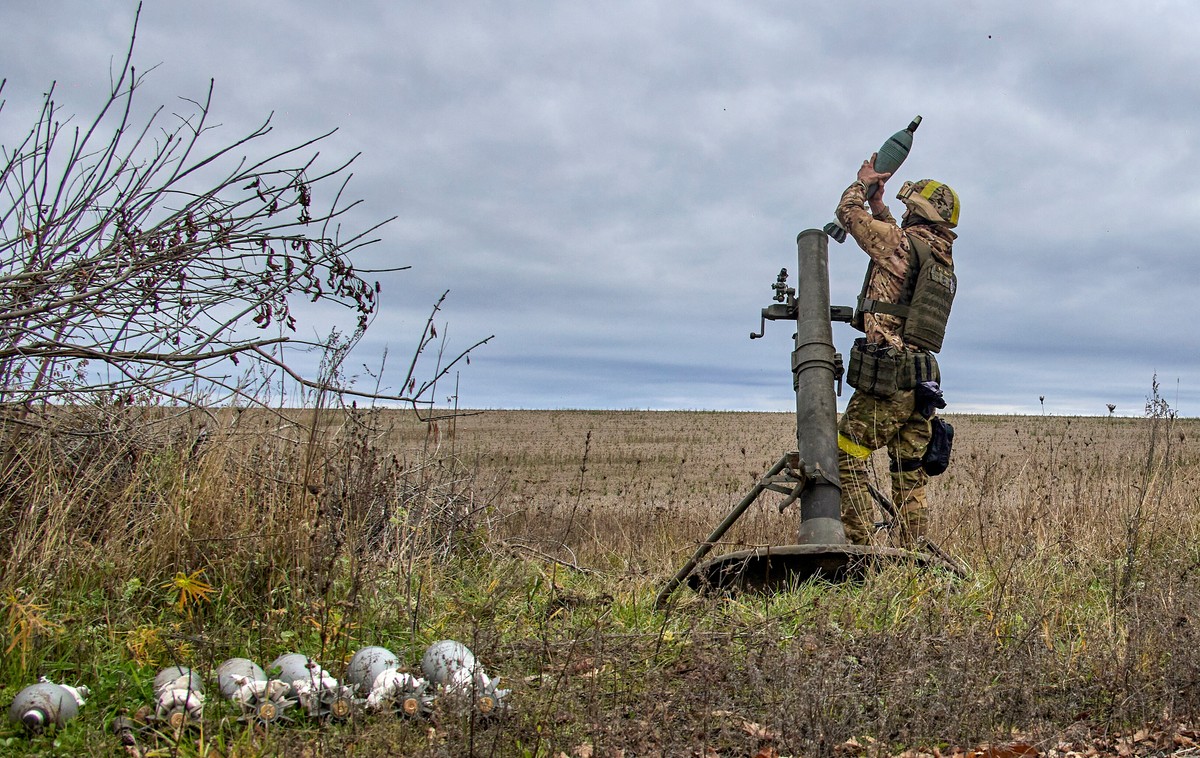 Ukraiński żołnierz przy moździerzu